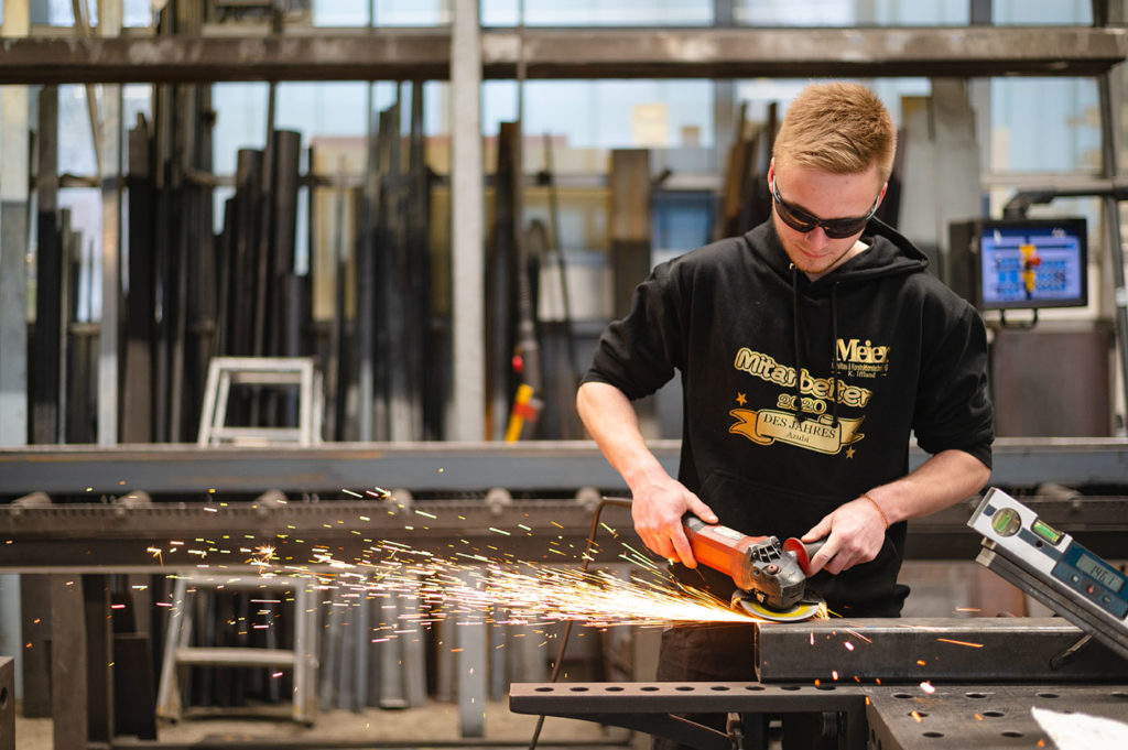 Azubi Metallbau Meier mit Werkzeug und Schutzbrille