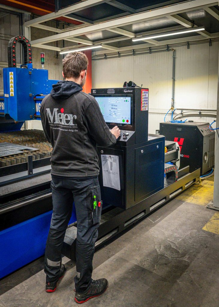 Steuerung der CNC-Plasmaanlage bei Metallbau Meier in Heiligenstadt