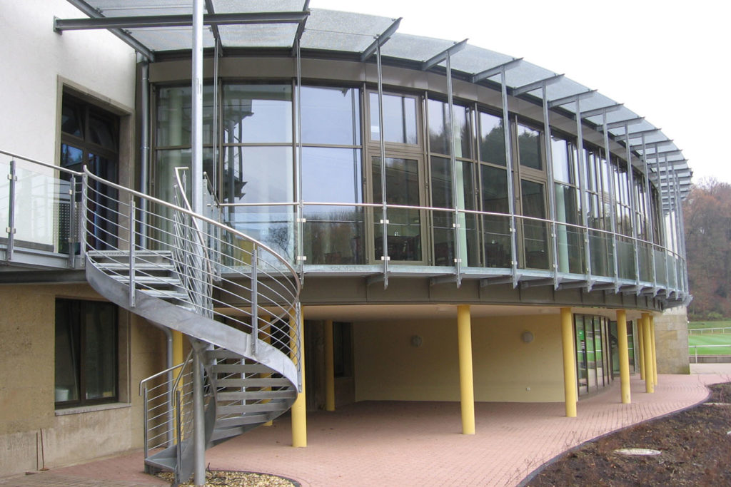 Wendeltreppe Metall und Glasfassade halbrundes Gebäude - Außenansicht